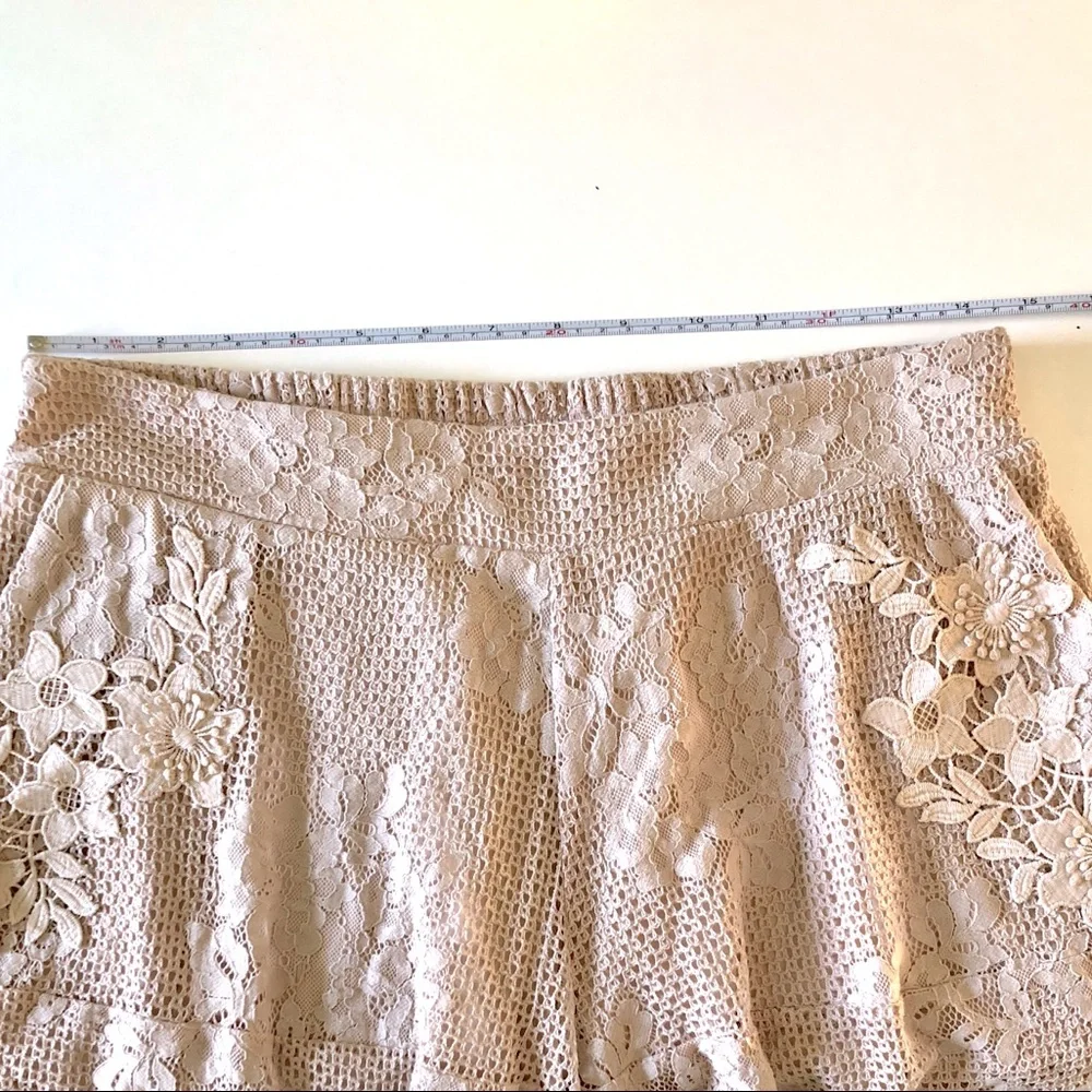 "Falcon & Bloom" aka Gold Hawk Lace Short in Neutral Color; Pockets sz SMALL - Picture 4 of 5